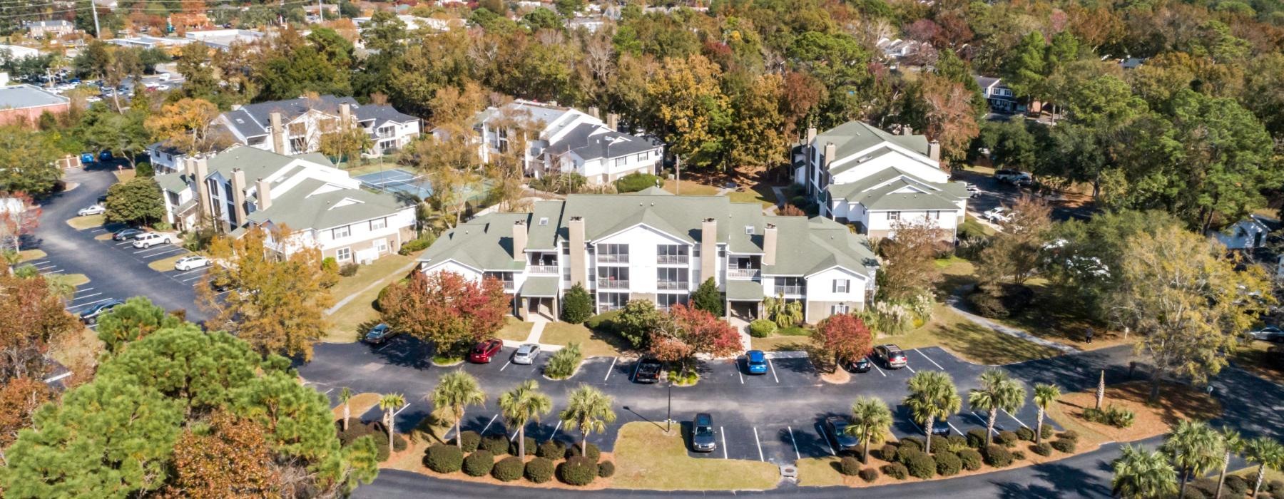 a group of houses in a neighborhood